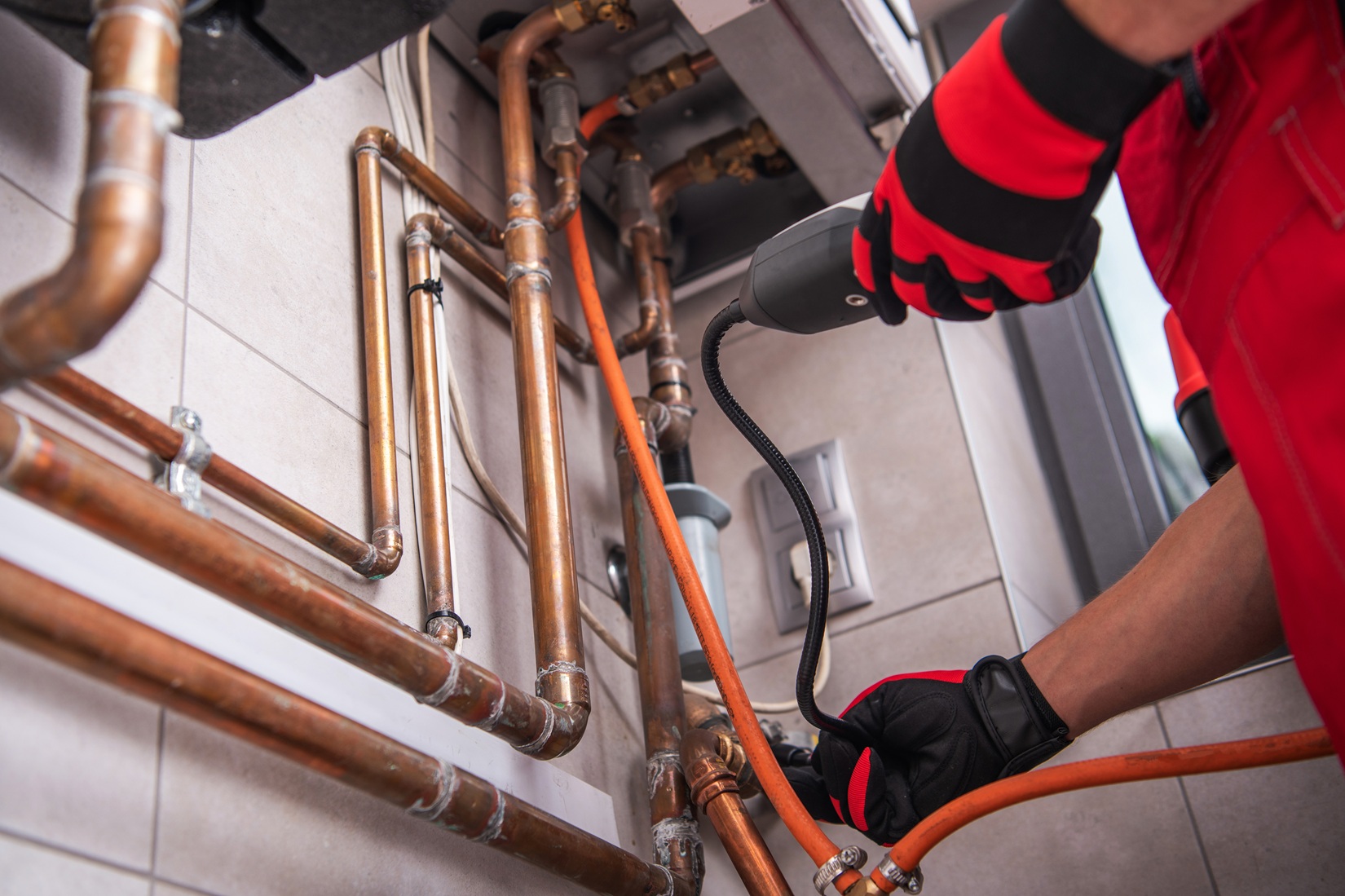 hvac worker with natural gas detector 2025 04 01 03 36 01 utc